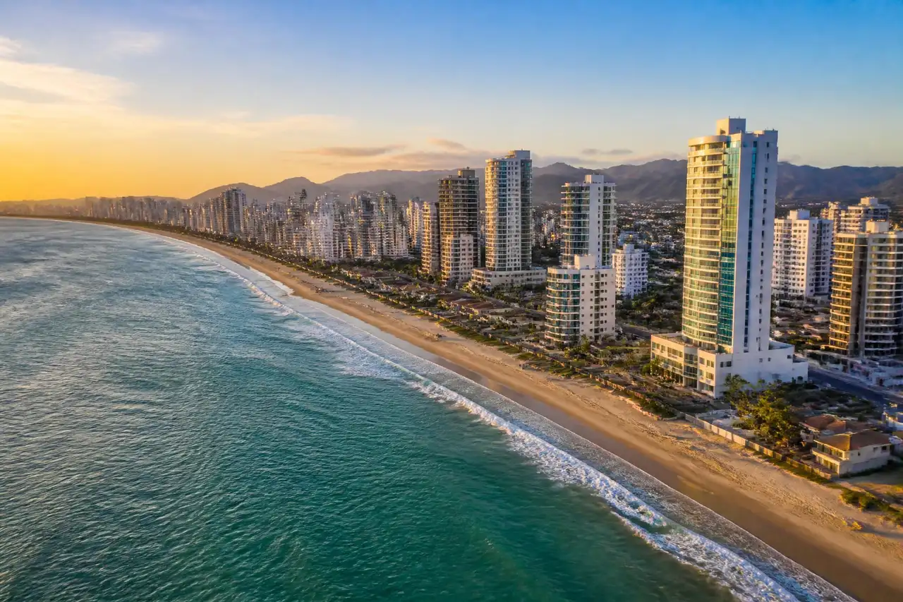 Vista panorâmica da praia de Itapema, Santa Catarina, ao amanhecer